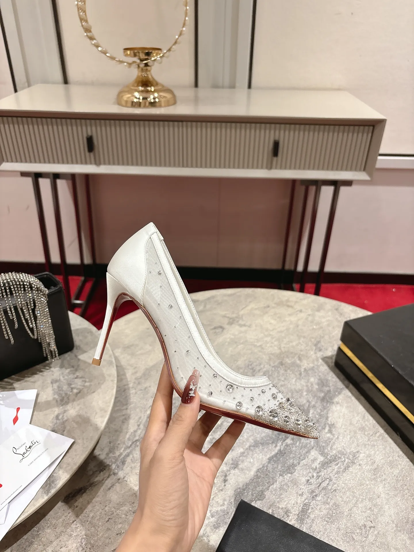 👟👟Ex-factory price 740👟👟 🆑❥∙ Mesh seam drill (single shoe)🦋✪ꫛꫀw.✔︎ This style features a slightly pointed toe made from white mesh with crystal beads and diamonds, a 65mm heel height, hand-placed crystals added to the front, and our signature Louboutin red sole with Christian Louboutin's signature and heart-shaped imprint logo on the insole. Size: 34 yards-42 yards (34.40.41.42. Customized, non-returnable and non-exchangeable‼️) Heel height: 6.5cm Color: White Apricot